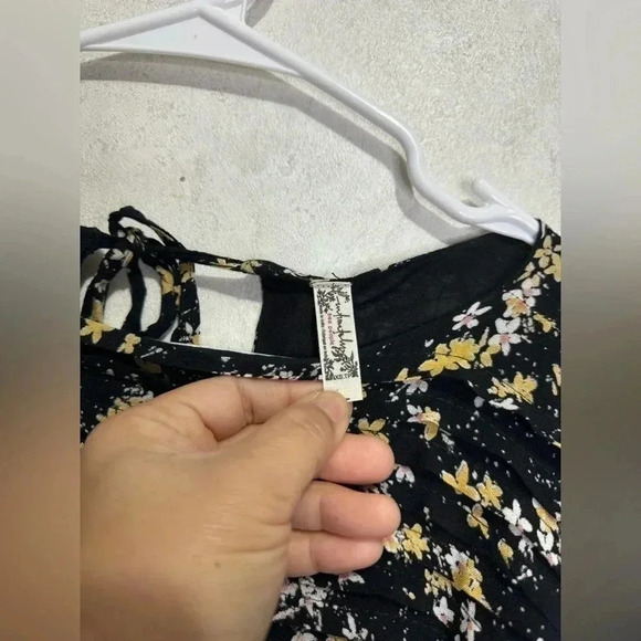 FREE PEOPLE Dessa Bodysuit in Black Ditsy Floral Combo Puff Sleeve Size XS - Picture 6 of 9